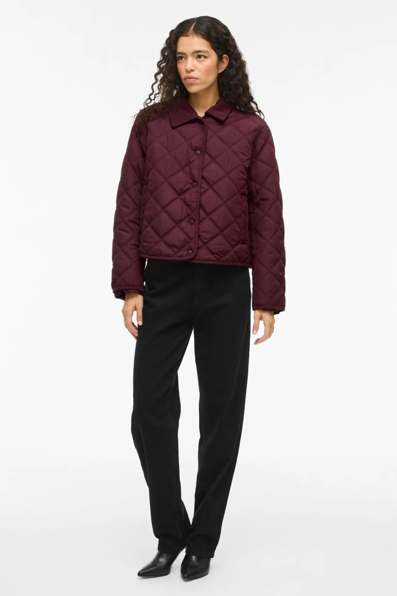 Abrigo acolchado guateado con cuello de pana