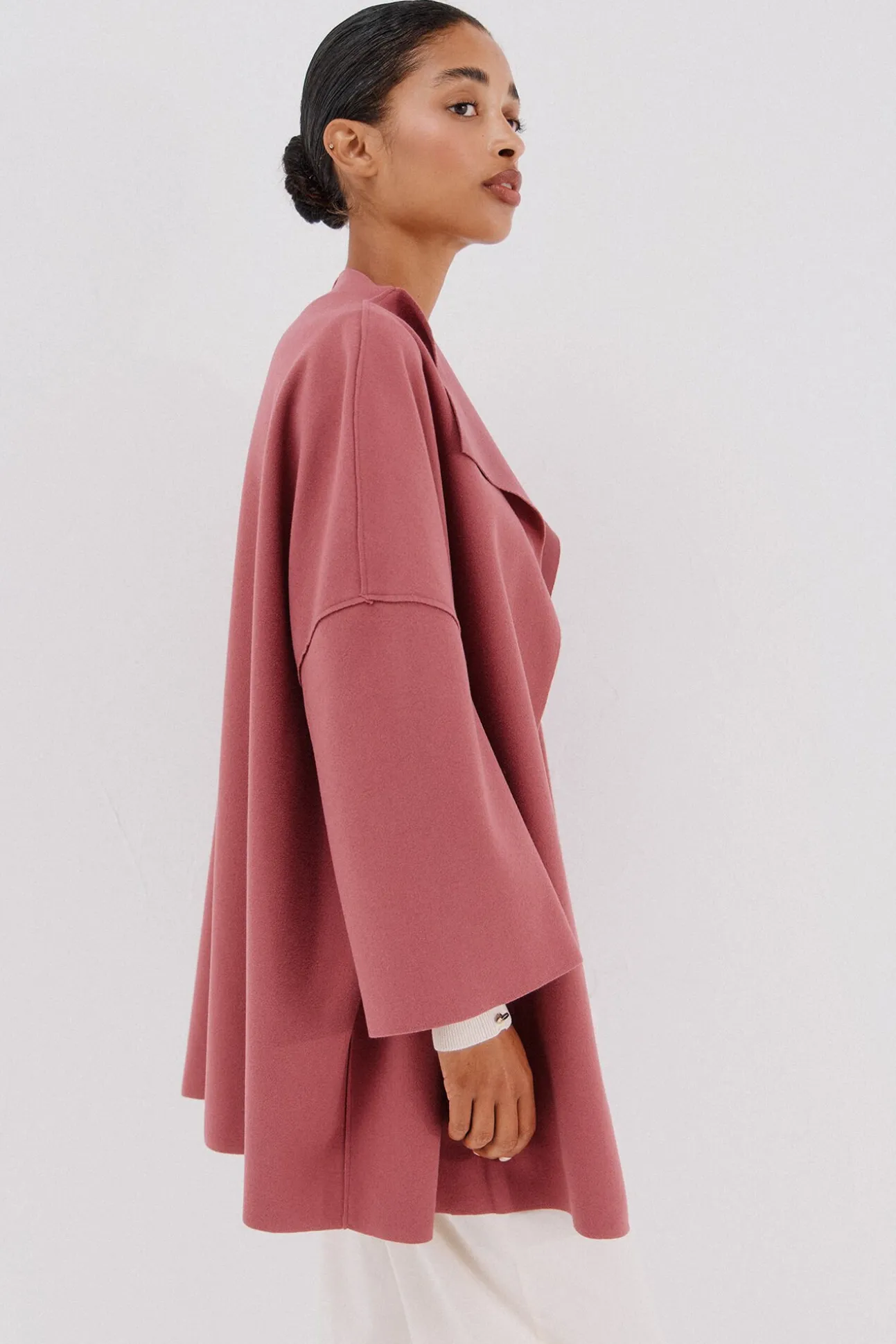 Abrigo capa con tejido ligero