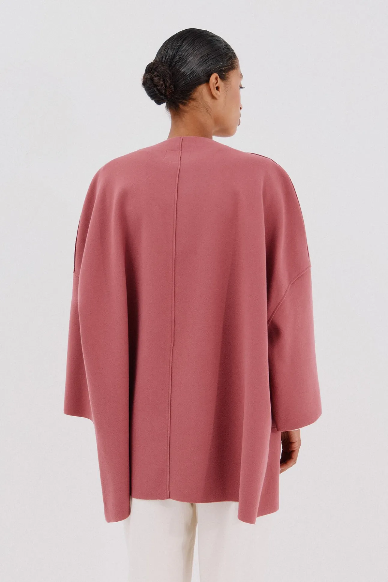 Abrigo capa con tejido ligero