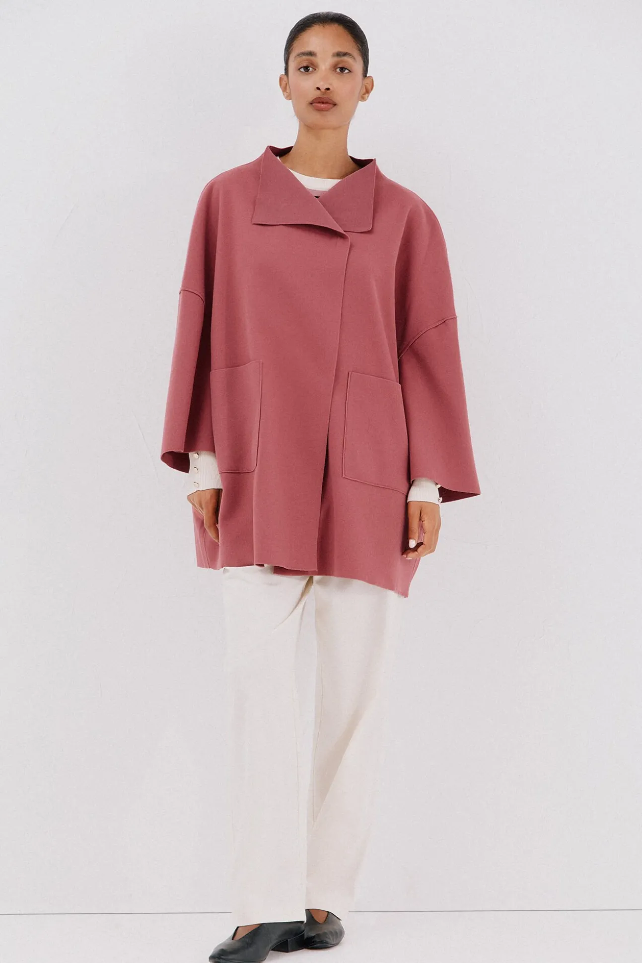 Abrigo capa con tejido ligero