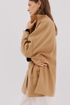 Abrigo capa con tejido ligero