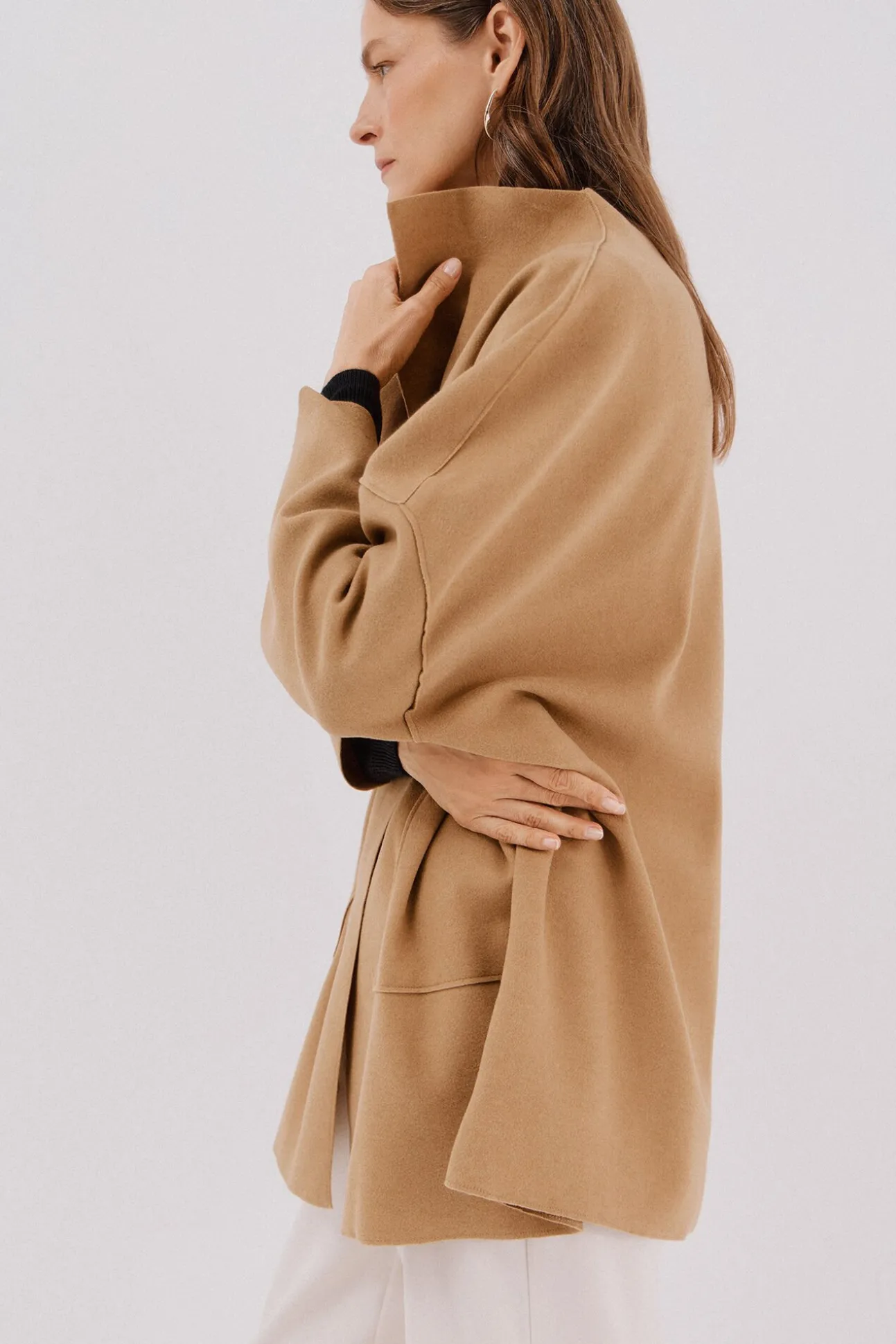 Abrigo capa con tejido ligero