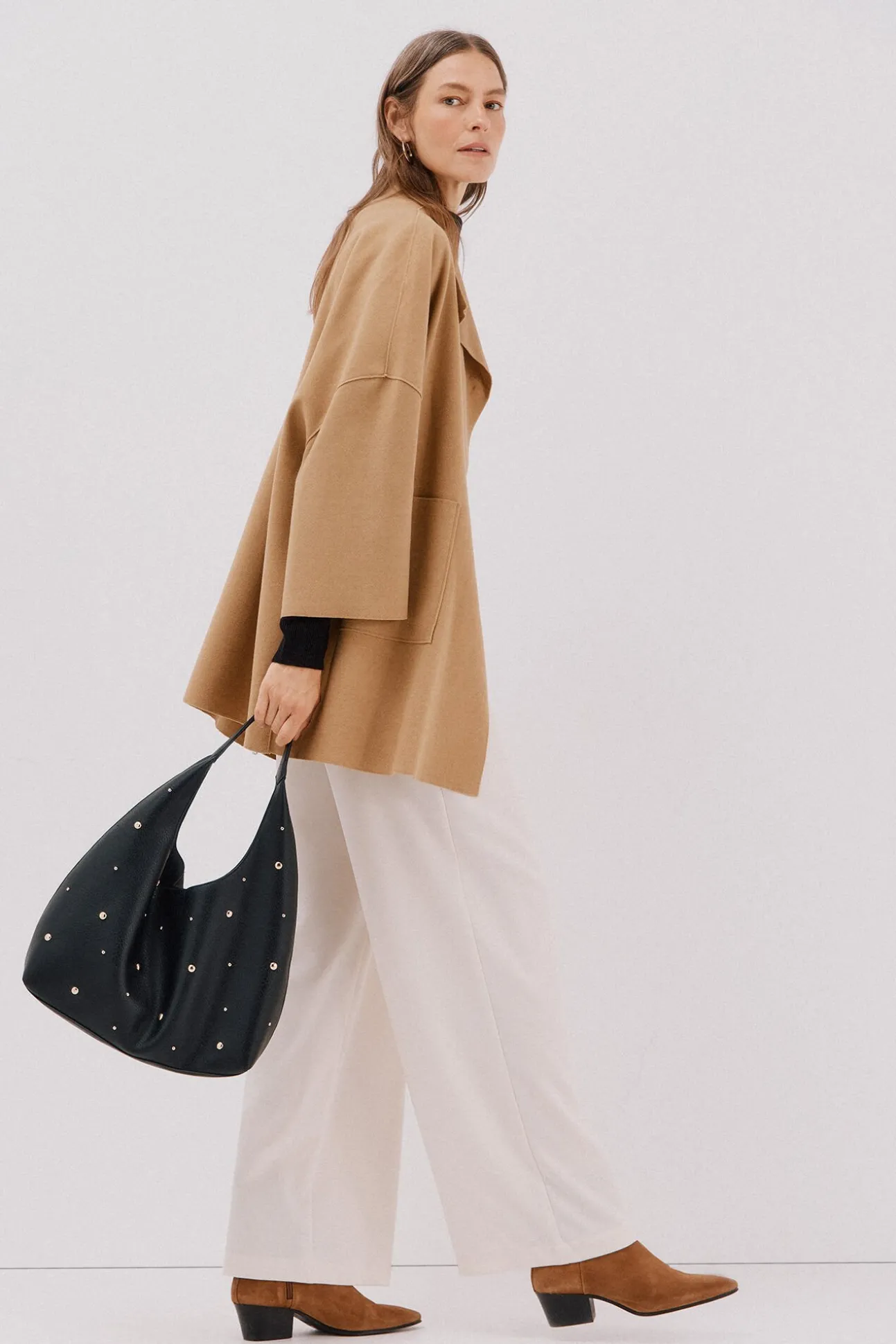 Abrigo capa con tejido ligero