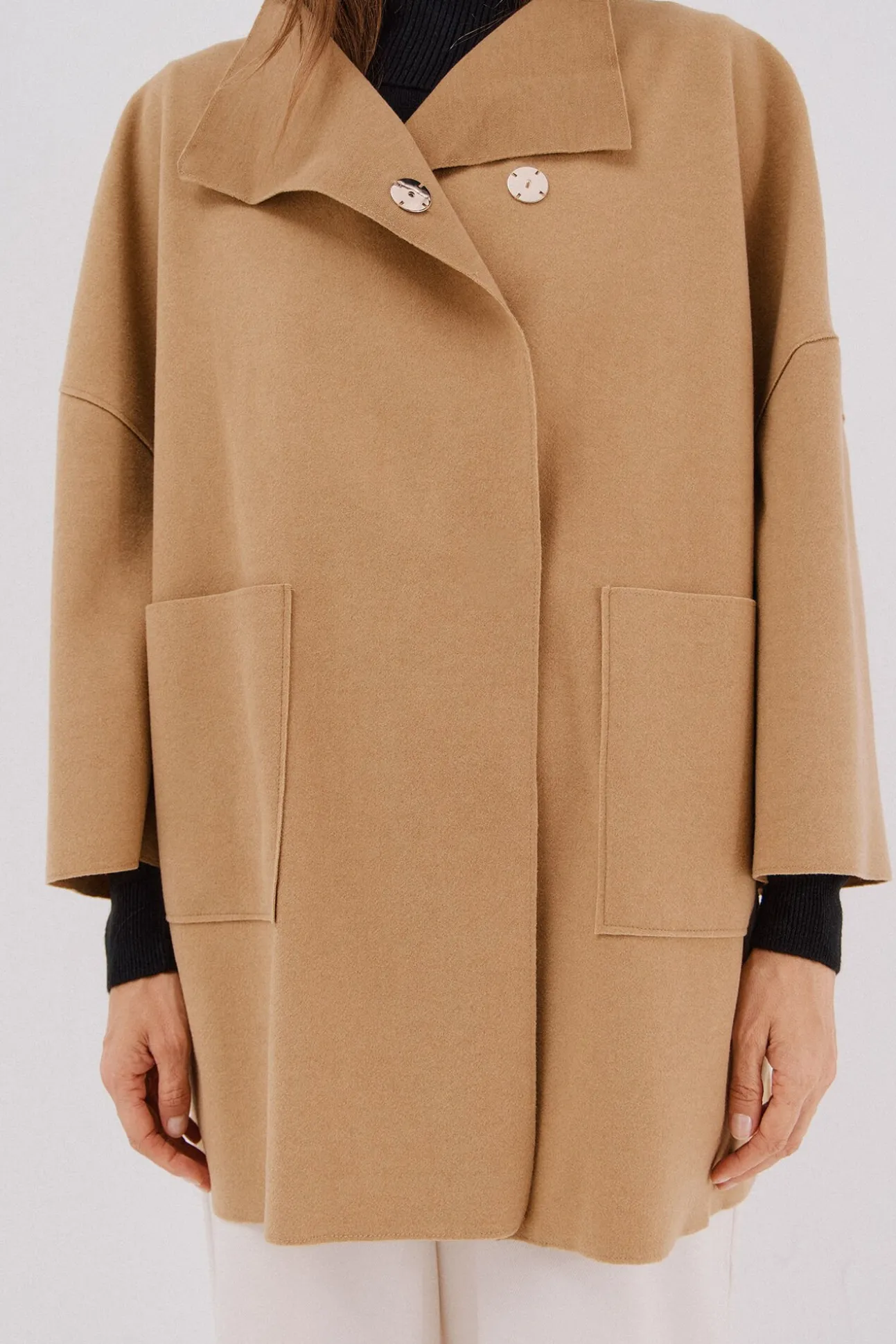 Abrigo capa con tejido ligero