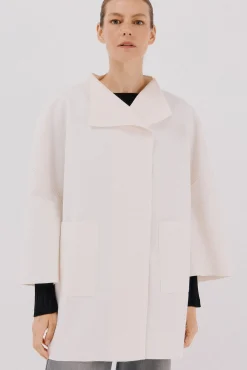 Abrigo capa con tejido ligero