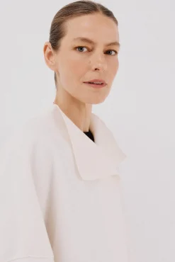 Abrigo capa con tejido ligero