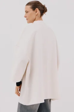 Abrigo capa con tejido ligero