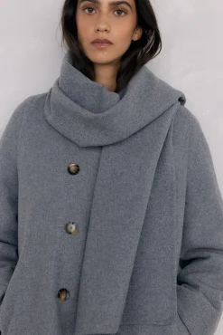 Abrigo con bufanda