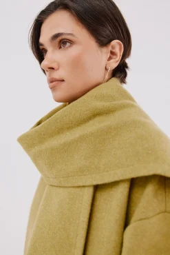 Abrigo con bufanda desmontable