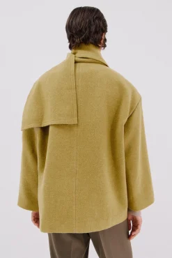 Abrigo con bufanda desmontable