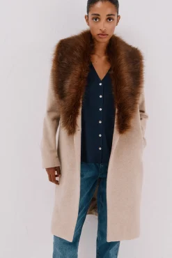Abrigo con detalle efecto pelo