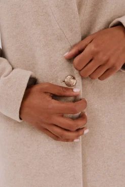 Abrigo con detalle efecto pelo