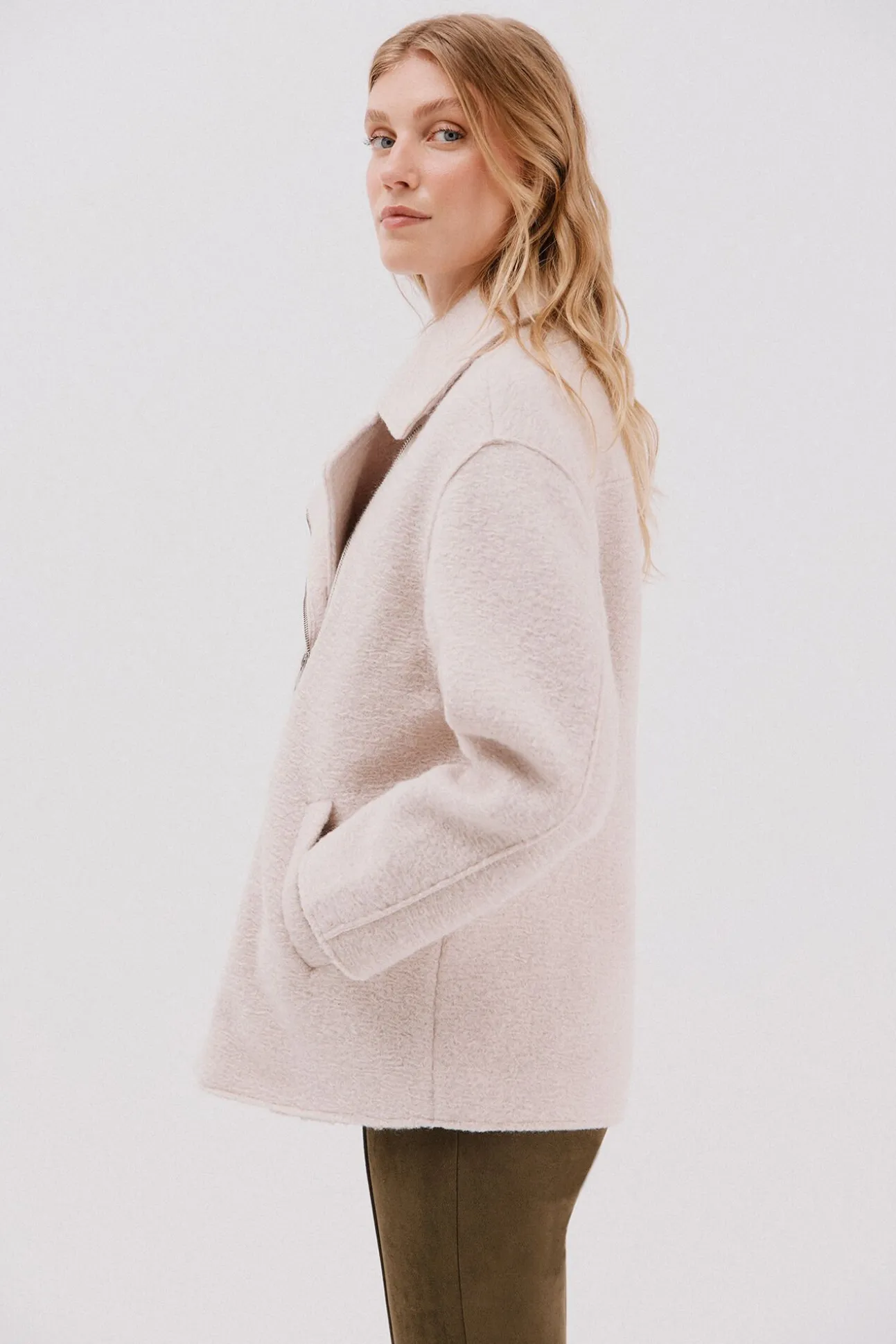 Abrigo corto silueta biker