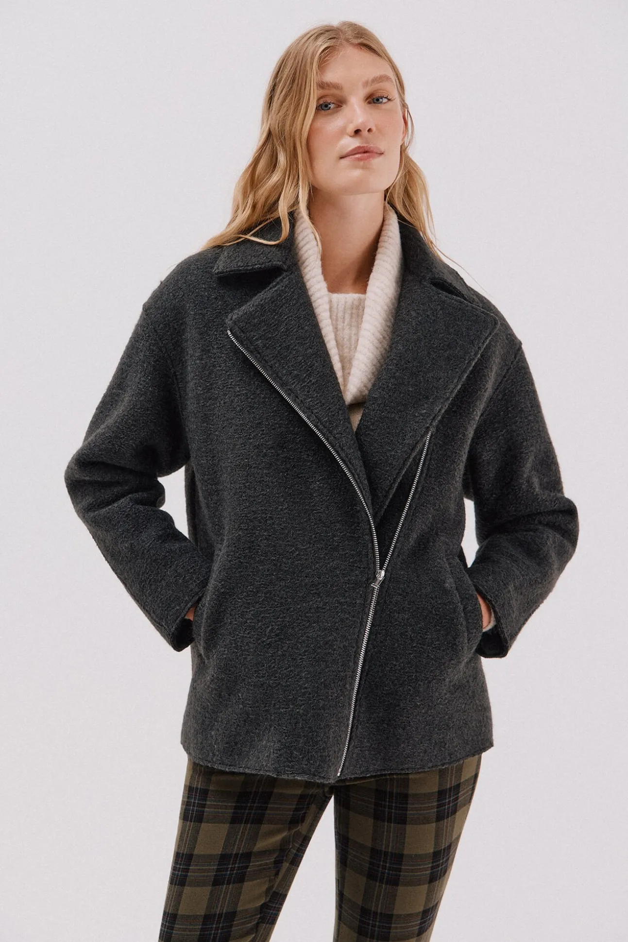 Abrigo corto silueta biker