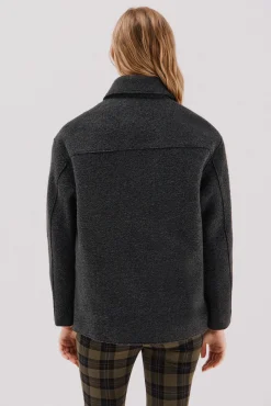 Abrigo corto silueta biker