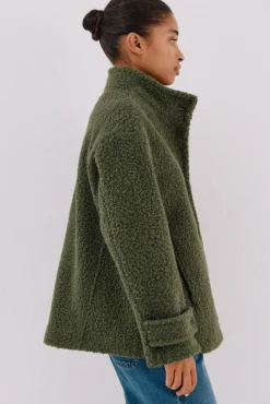 Abrigo corto tejido suave