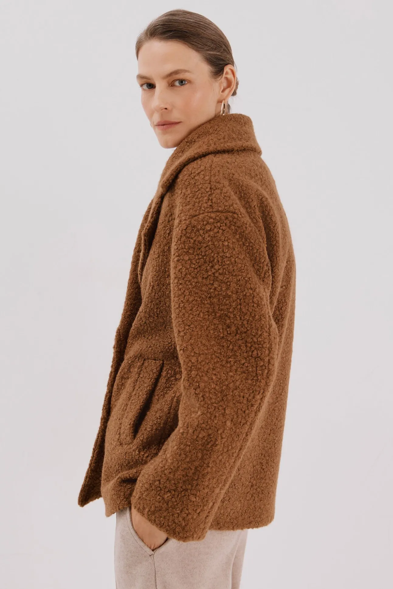 Abrigo corto tejido suave