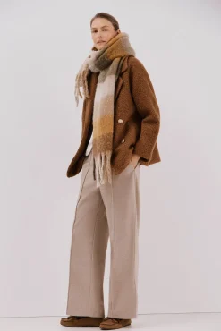 Abrigo corto tejido suave