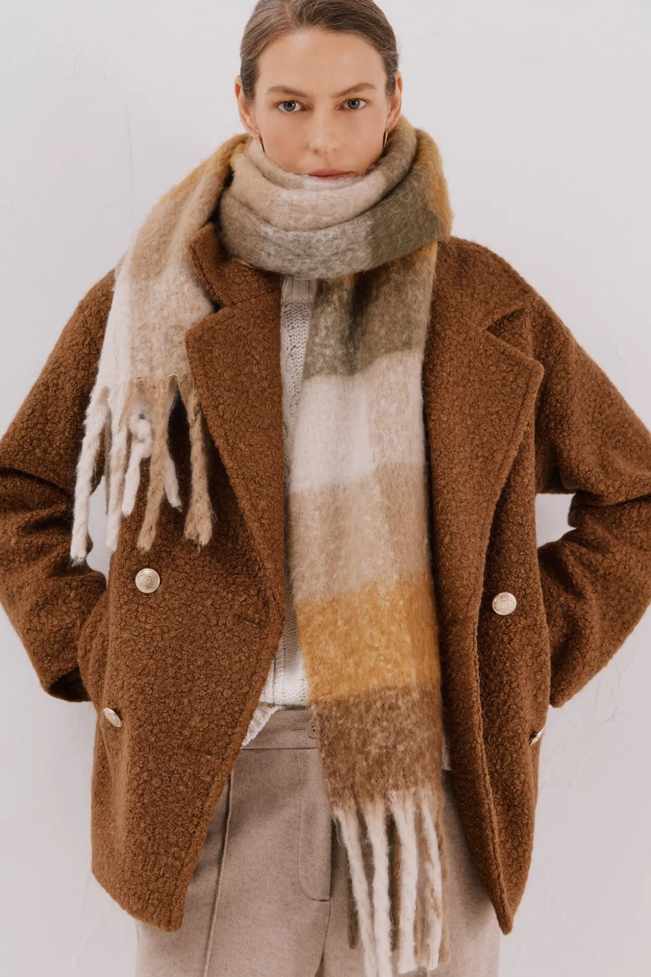 Abrigo corto tejido suave