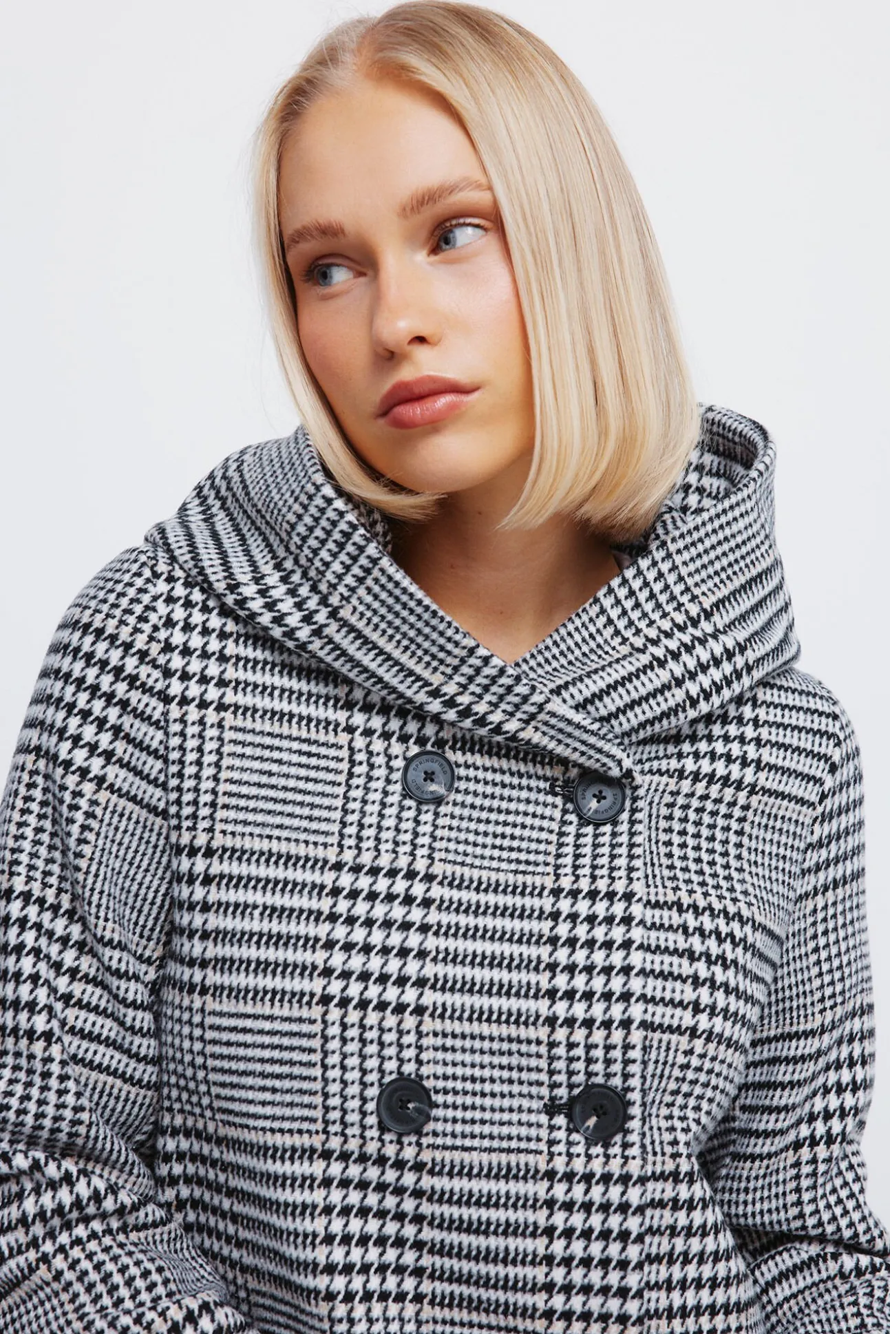 Abrigo cuadros botones capucha