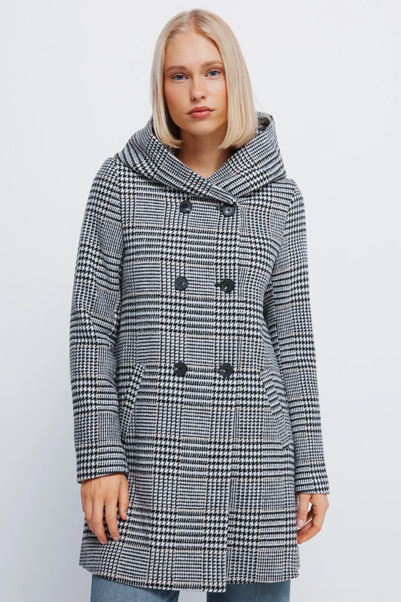 Abrigo cuadros botones capucha