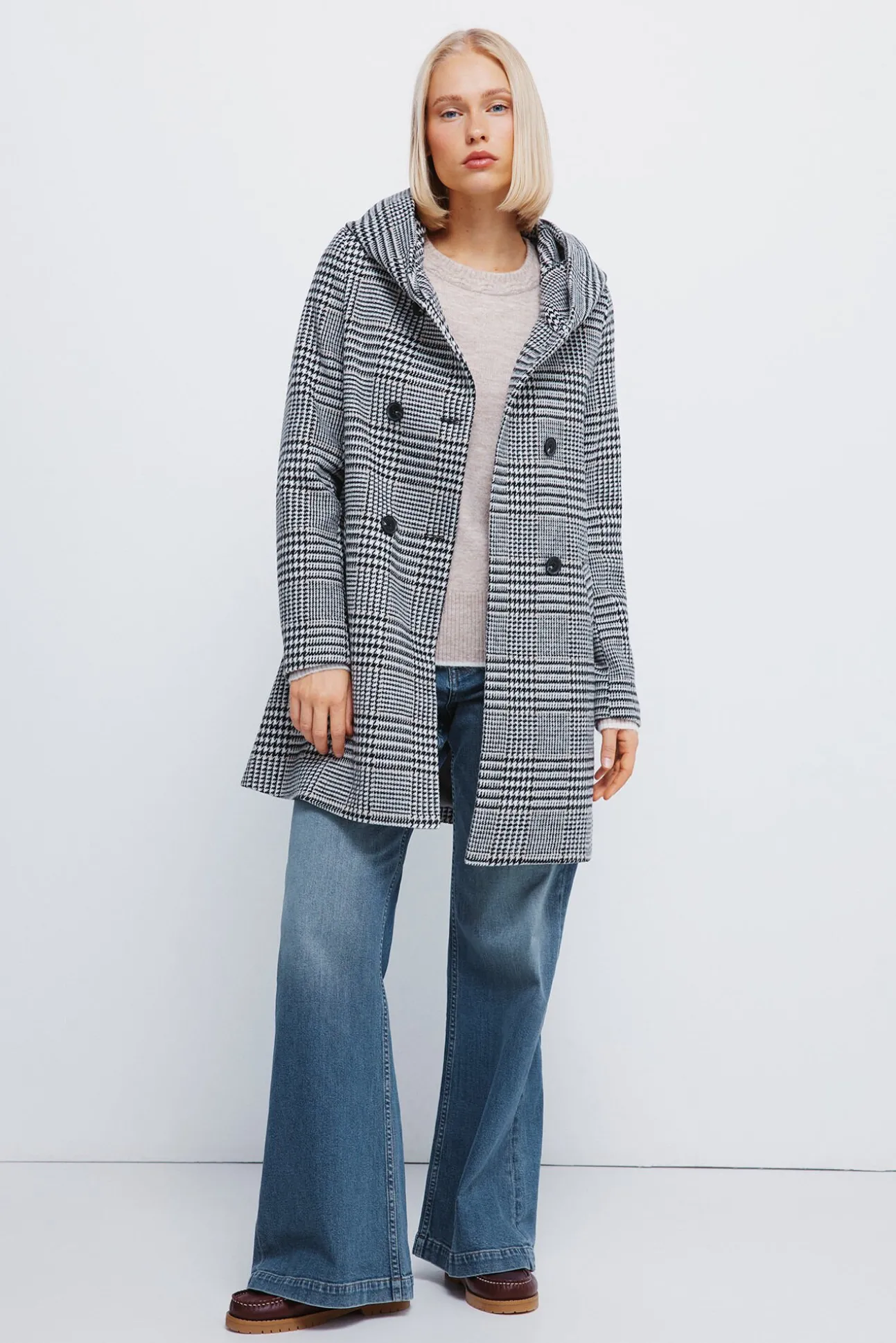 Abrigo cuadros botones capucha