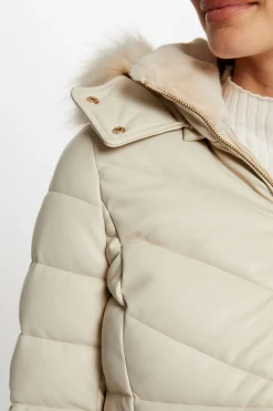 Abrigo cuero sintético capucha