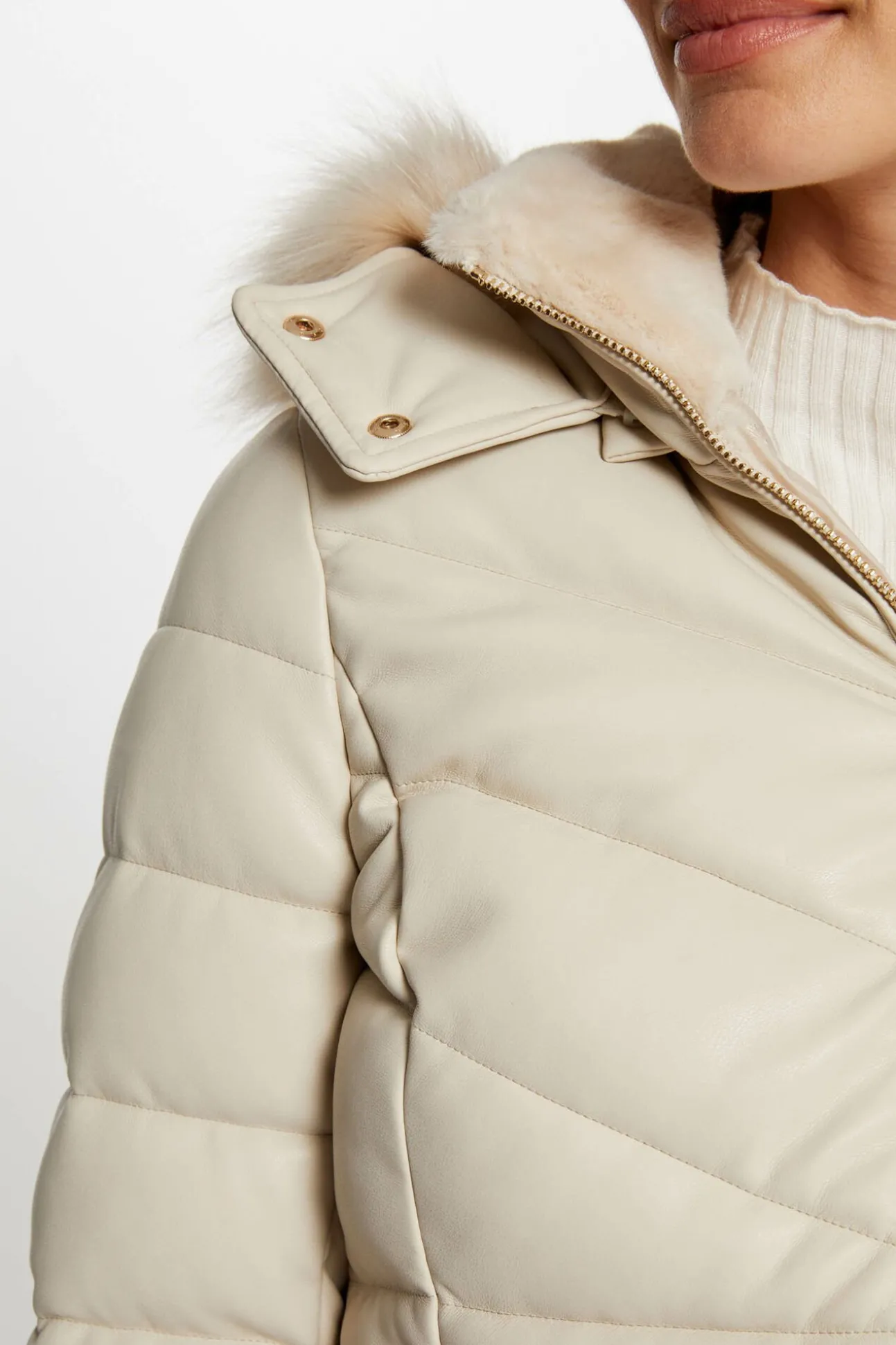 Abrigo cuero sintético capucha