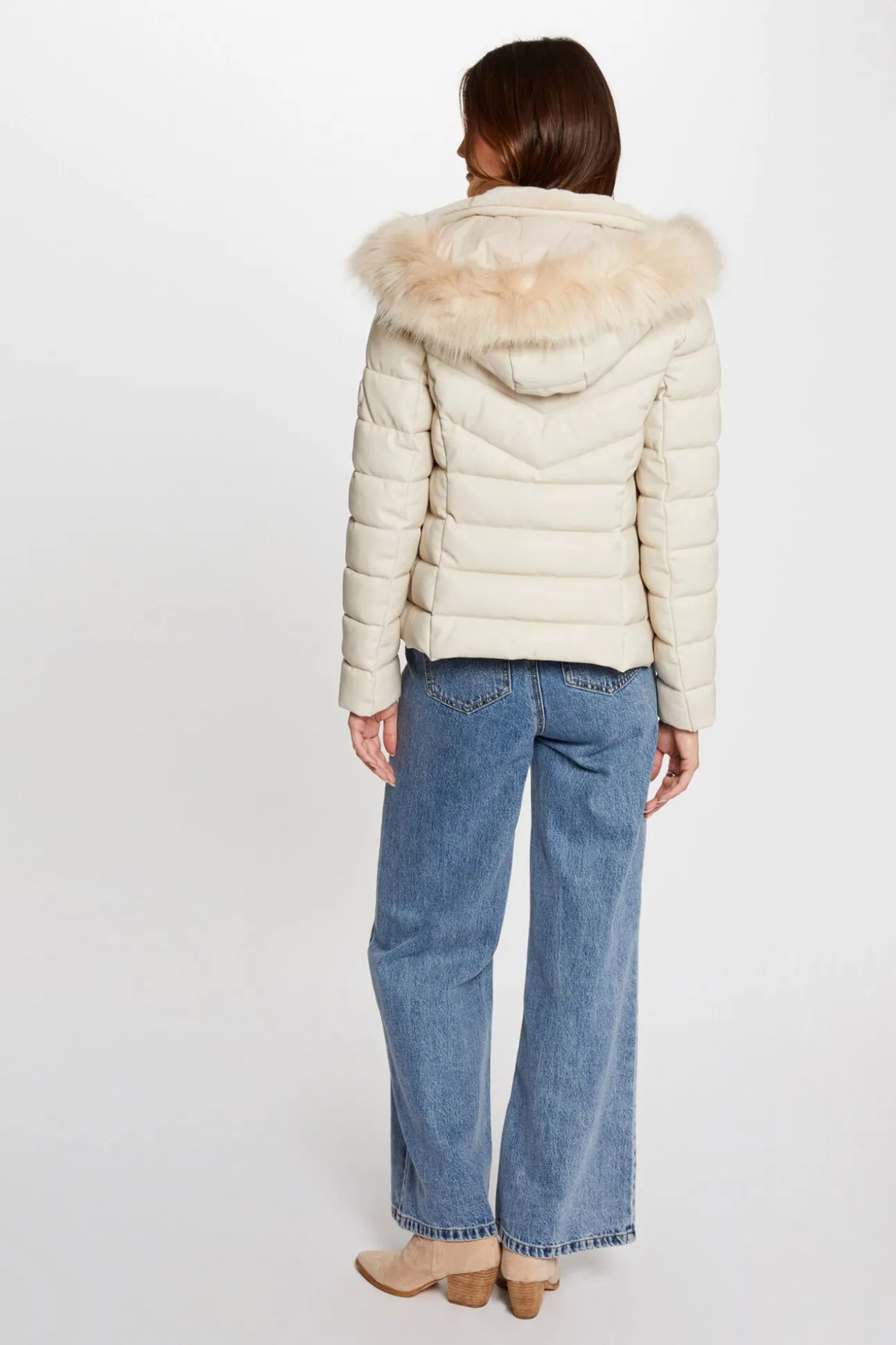 Abrigo cuero sintético capucha