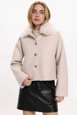 Abrigo de paño con cuello de pelo sintético