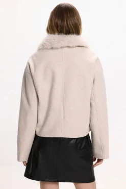 Abrigo de paño con cuello de pelo sintético