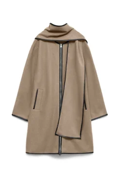 Abrigo de paño con detalle de bufanda