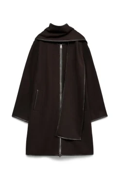 Abrigo de paño con detalle de bufanda