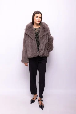 Abrigo efecto pelo con solapas