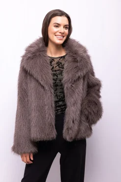 Abrigo efecto pelo con solapas