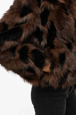 Abrigo efecto pelo con solapas