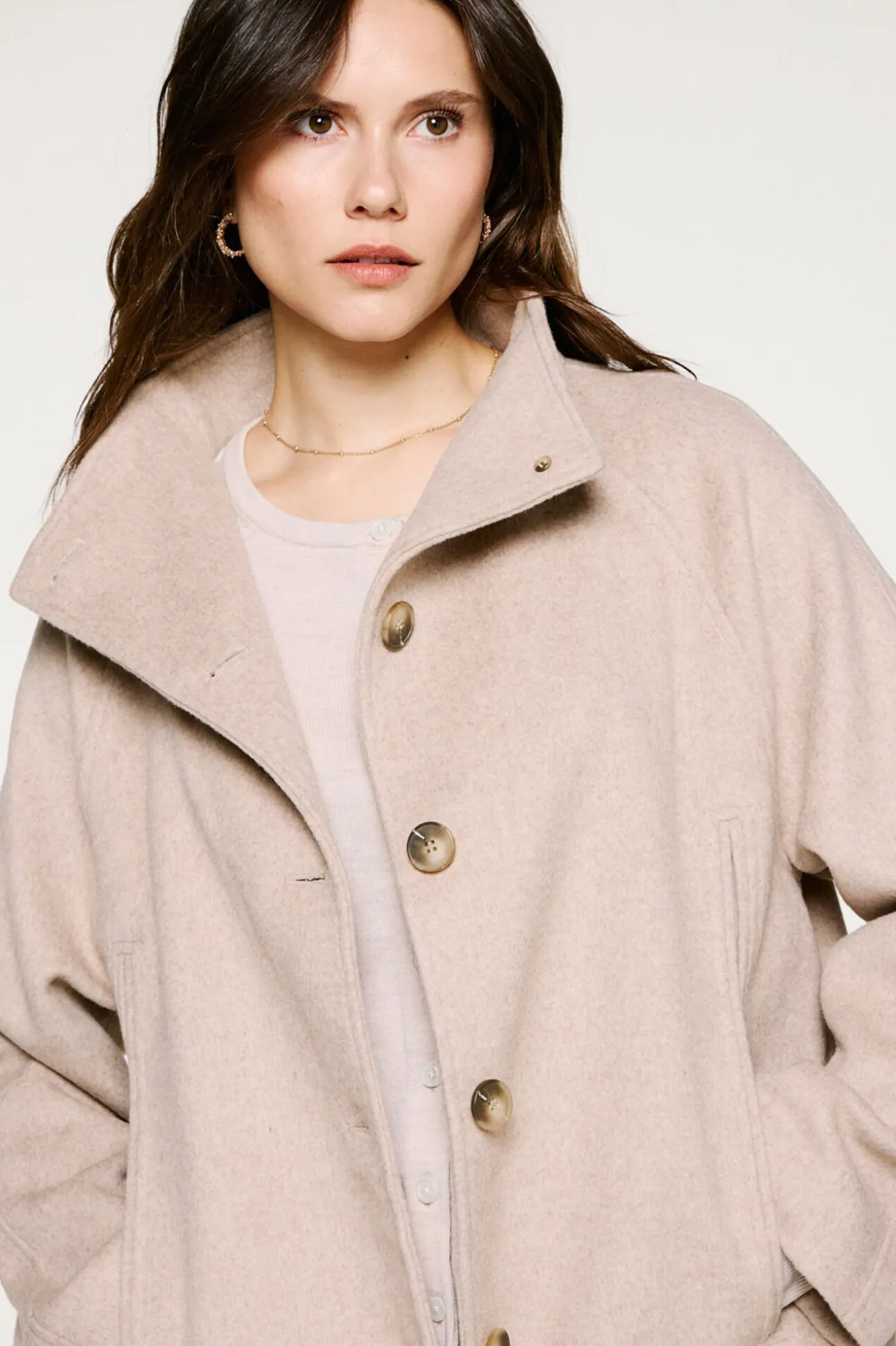 Abrigo lana cuello chimenea.