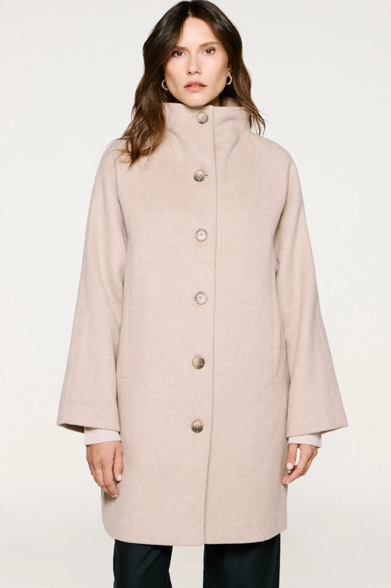 Abrigo lana cuello chimenea.