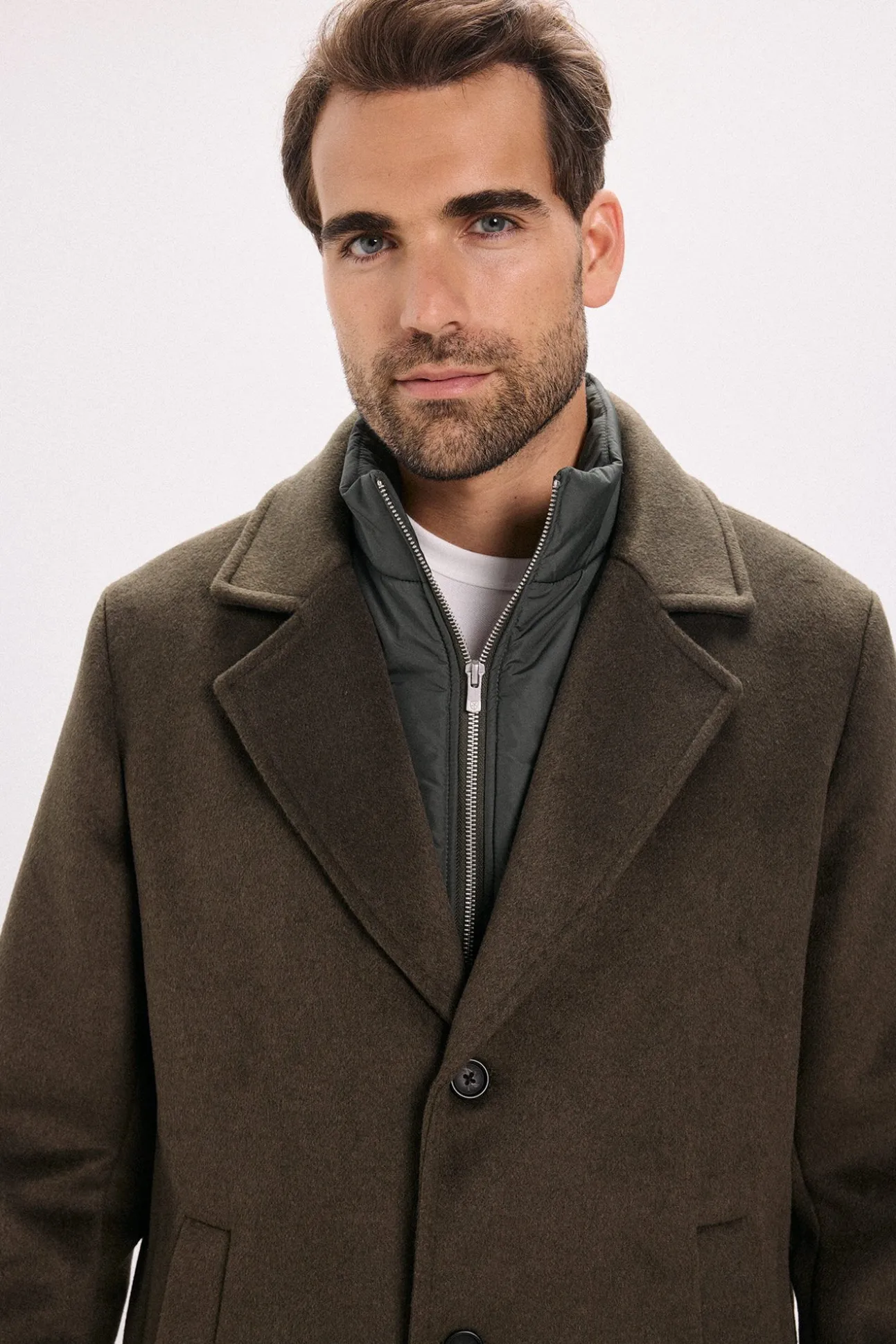 Abrigo largo con cierre combinado