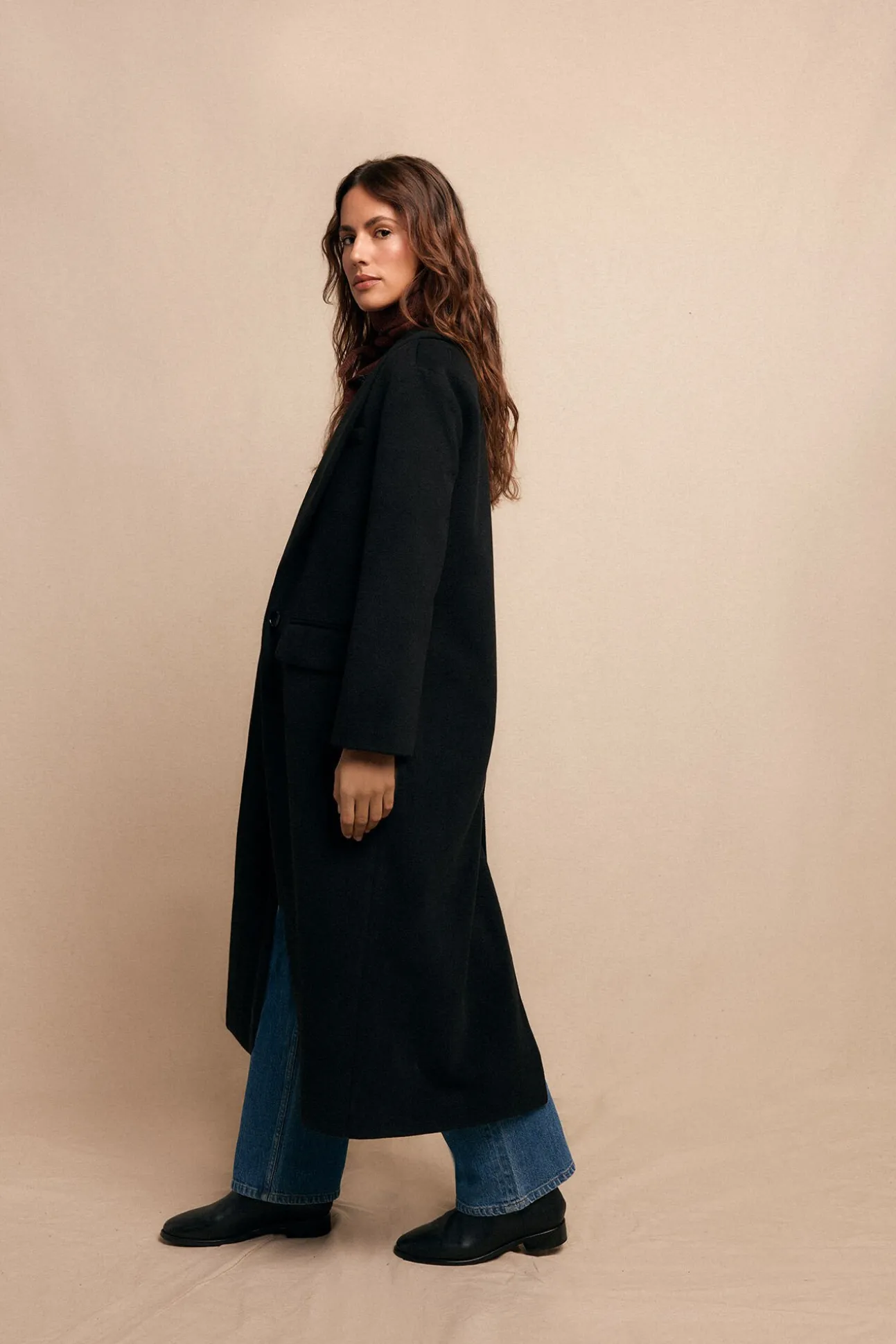 Abrigo largo con cuello esmoquín