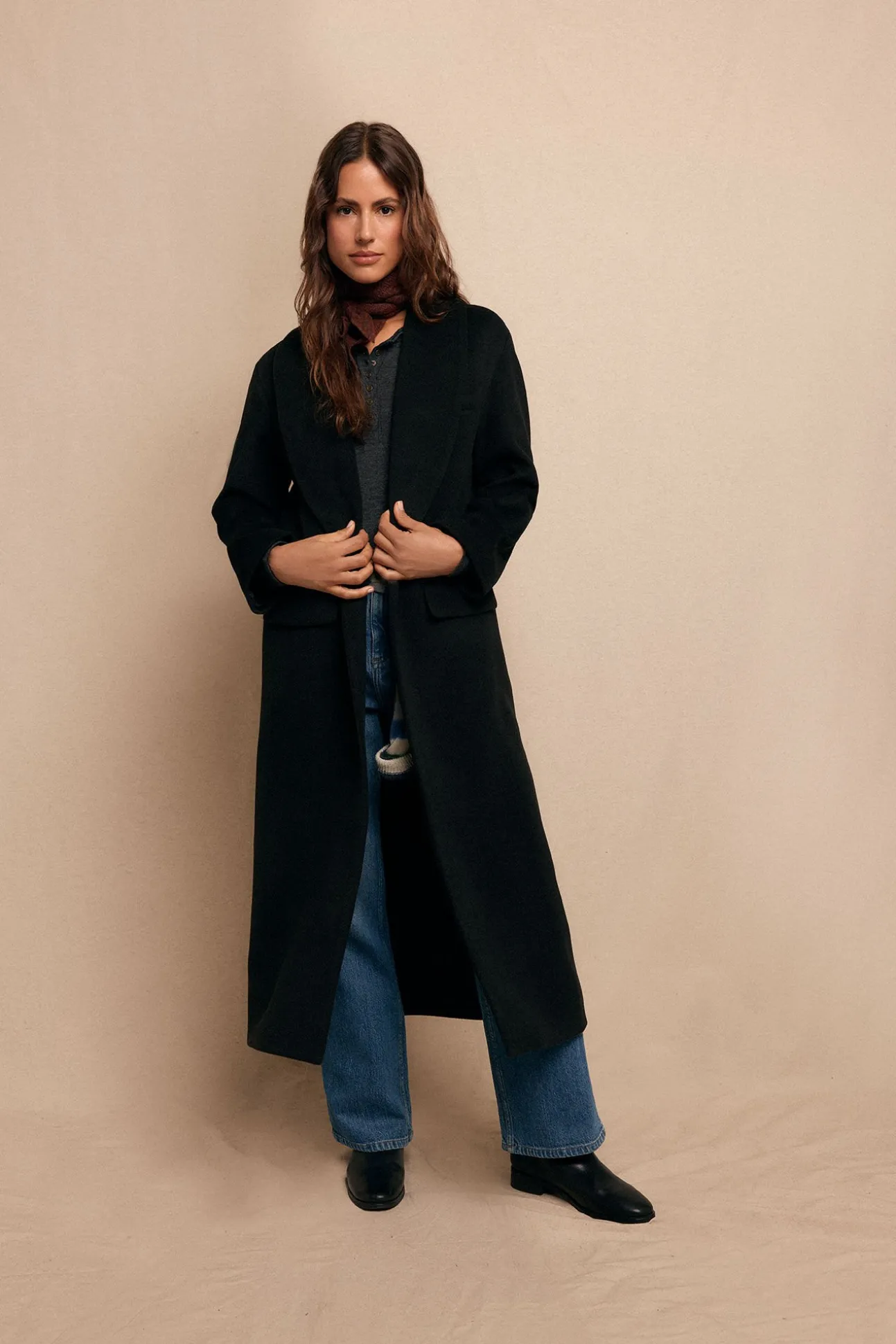 Abrigo largo con cuello esmoquín