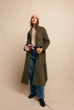 Abrigo largo con doble botonadura