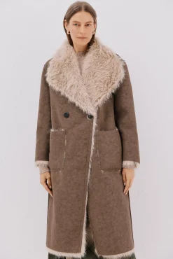 Abrigo largo efecto pelo reversible