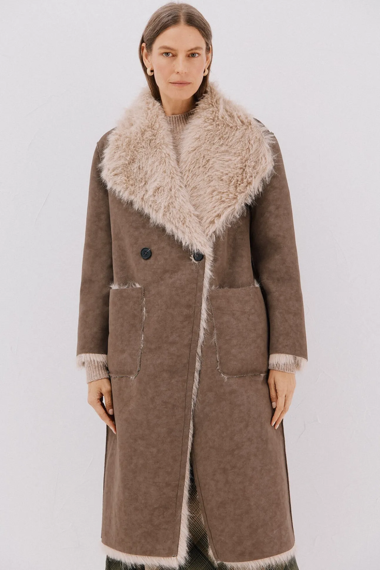 Abrigo largo efecto pelo reversible