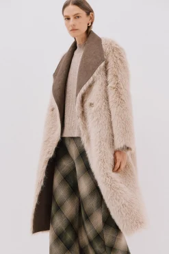 Abrigo largo efecto pelo reversible