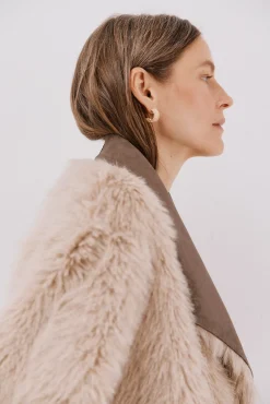 Abrigo largo efecto pelo reversible