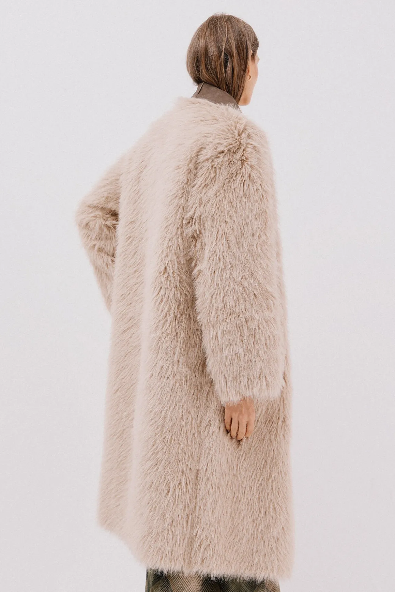 Abrigo largo efecto pelo reversible