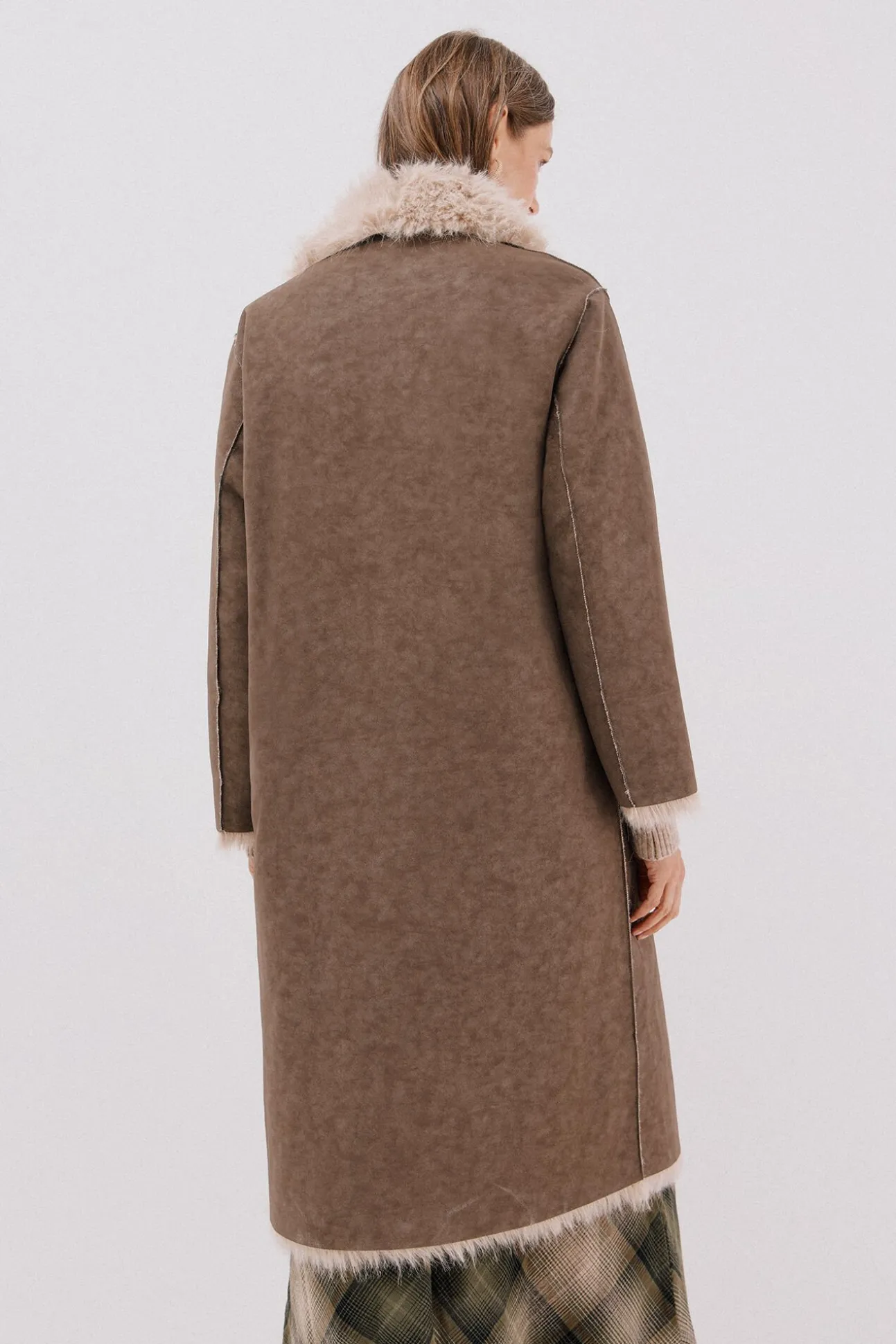 Abrigo largo efecto pelo reversible