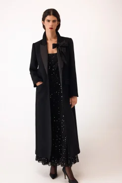 Abrigo negro contraste