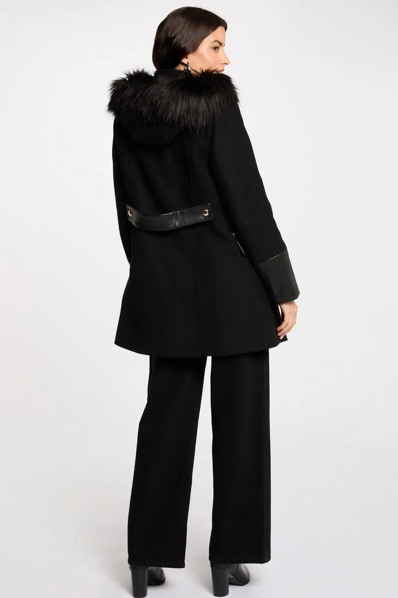 Abrigo recto con cremallera y capucha